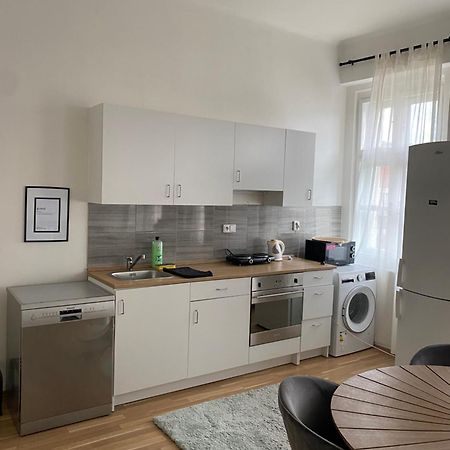Roomy Apartment Close To Palmovka Praga Esterno foto